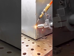 ذراع روبوت صناعي أوتوماتيكي CNC ماكينة لحام بألياف الليزر معدات 1000W 2000W 3000W